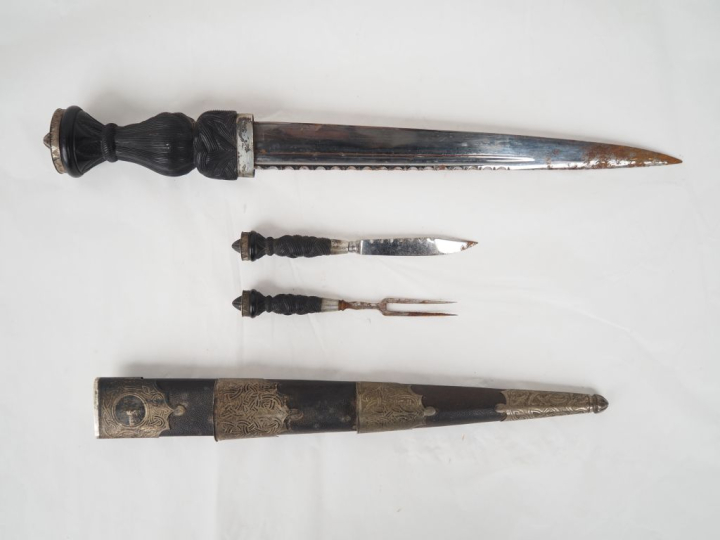 Poignard écossais Dirk.  Poignard en ébène à décor de tressage. Calott