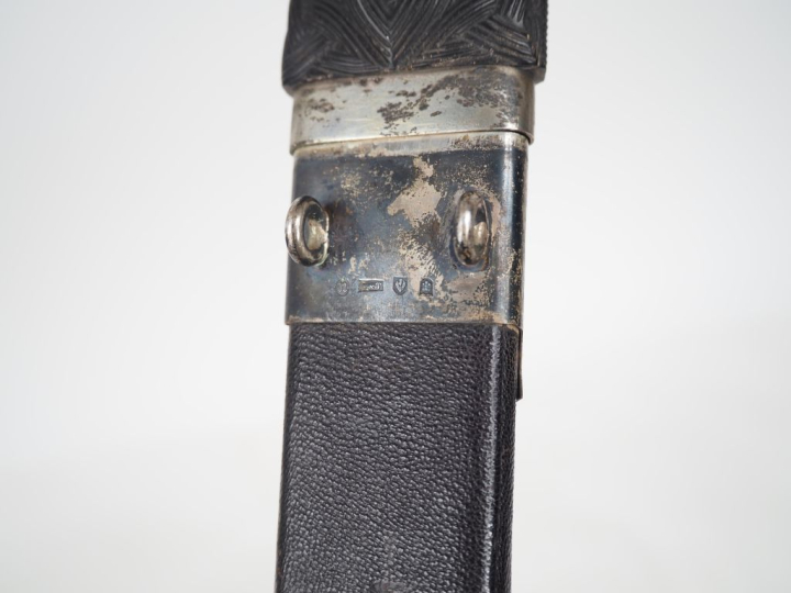 Poignard écossais Dirk.  Poignard en ébène à décor de tressage. Calott