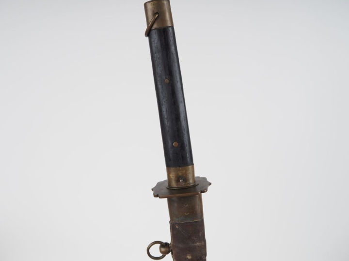 Sabre japonais « Katana »  Poignée en bois à deux rivures en laiton. C