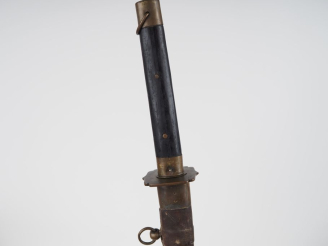 Vente aux enchères Sabre japonais « Katana »  Poignée en bois à deux rivures en laiton. C