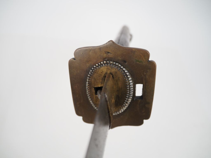 Sabre japonais « Katana »  Poignée en bois à deux rivures en laiton. C