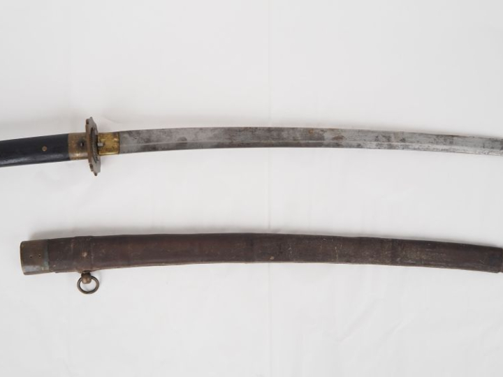 Sabre japonais « Katana »  Poignée en bois à deux rivures en laiton. C