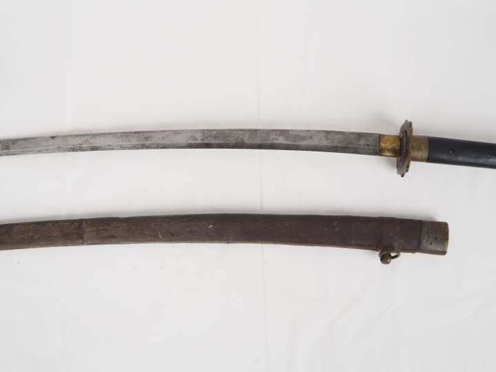 Sabre japonais « Katana »  Poignée en bois à deux rivures en laiton. C