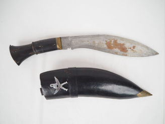 Vente aux enchères Poignard Koukriss népalais.  Poignée en corne. Lame courbe. Fourreau r