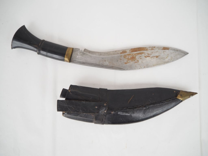 Poignard Koukriss népalais.  Poignée en corne. Lame courbe. Fourreau r