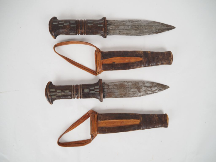 Paire de petits poignards de bras africains.  Manches en bois. Lames g