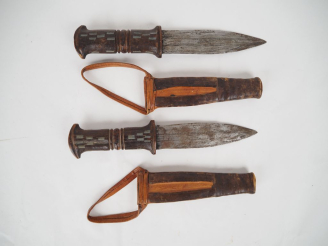 Vente aux enchères Paire de petits poignards de bras africains.  Manches en bois. Lames g
