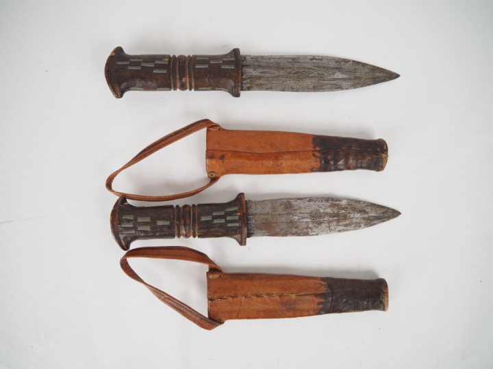 Paire de petits poignards de bras africains.  Manches en bois. Lames g
