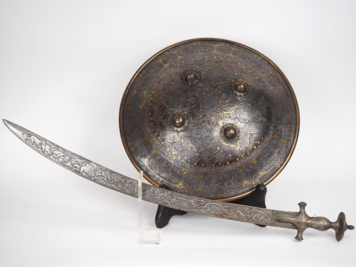 Ensemble indo-persan comprenant :  -Une rondache en fer forgé, à quatr