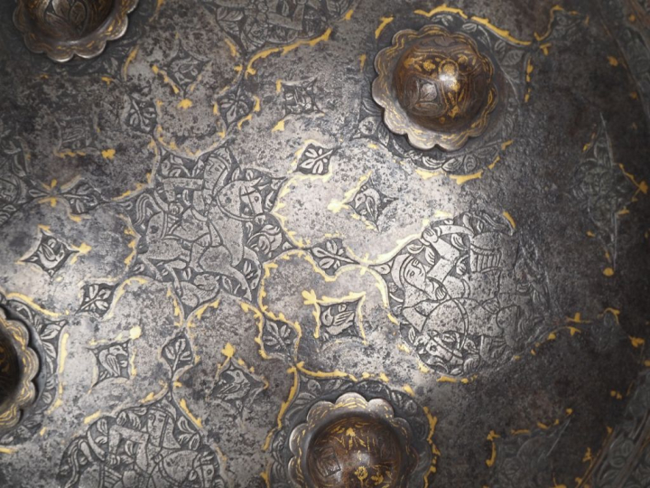 Ensemble indo-persan comprenant :  -Une rondache en fer forgé, à quatr