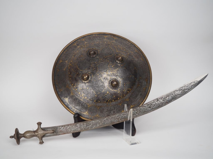 Ensemble indo-persan comprenant :  -Une rondache en fer forgé, à quatr