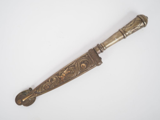 Vente aux enchères Couteau de gaucho, argentin.  Monture en fourreau en argent à bas titr