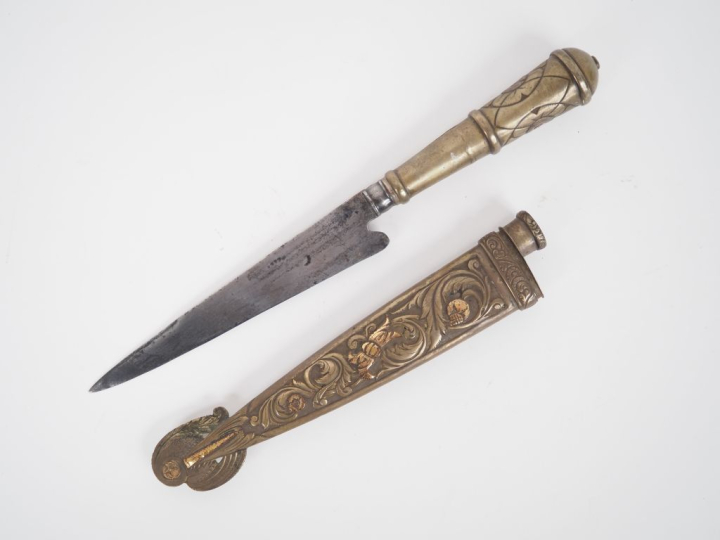 Couteau de gaucho, argentin.  Monture en fourreau en argent à bas titr