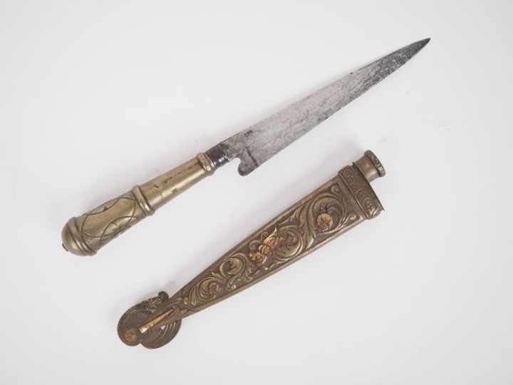 Couteau de gaucho, argentin.  Monture en fourreau en argent à bas titr