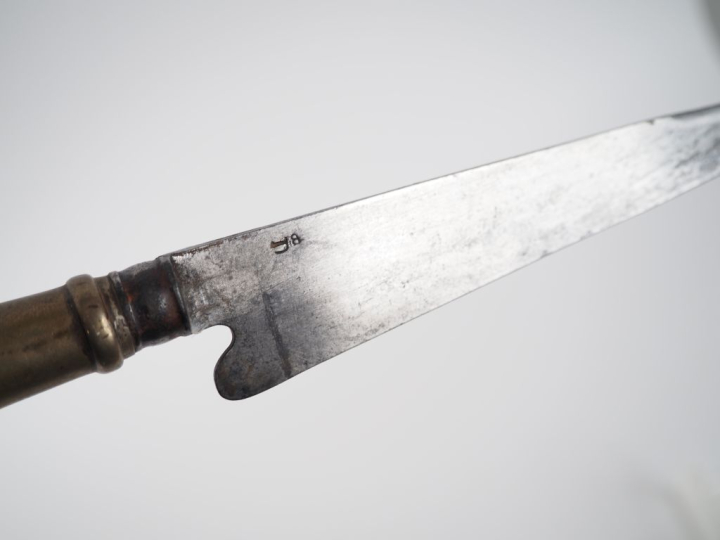 Couteau de gaucho, argentin.  Monture en fourreau en argent à bas titr