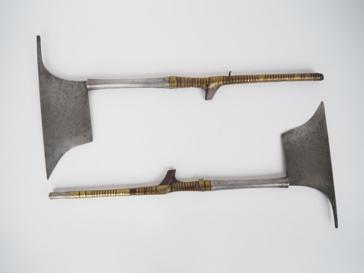 Paire de haches « Kalinga »  Fers de sections rectangulaires à dos pic