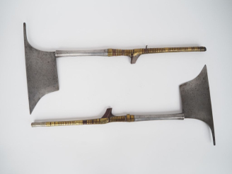 Vente aux enchères Paire de haches « Kalinga »  Fers de sections rectangulaires à dos pic