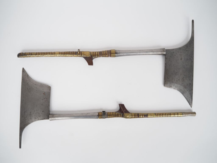 Paire de haches « Kalinga »  Fers de sections rectangulaires à dos pic