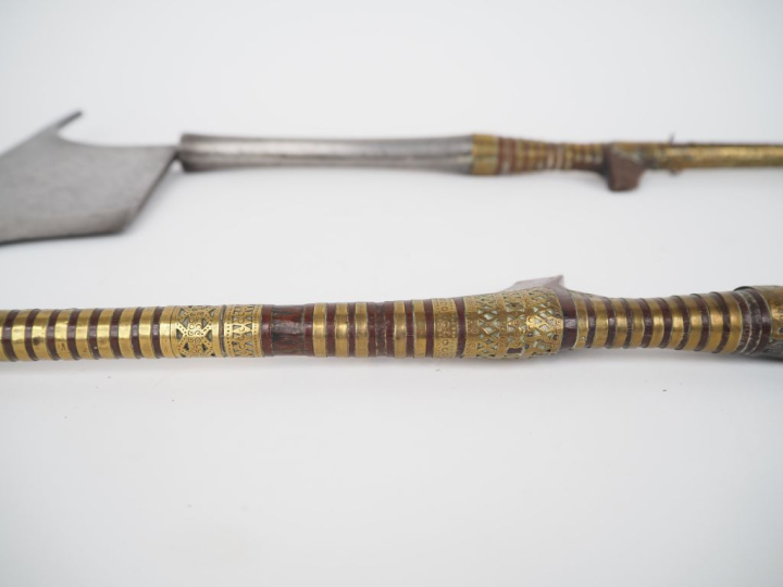 Paire de haches « Kalinga »  Fers de sections rectangulaires à dos pic