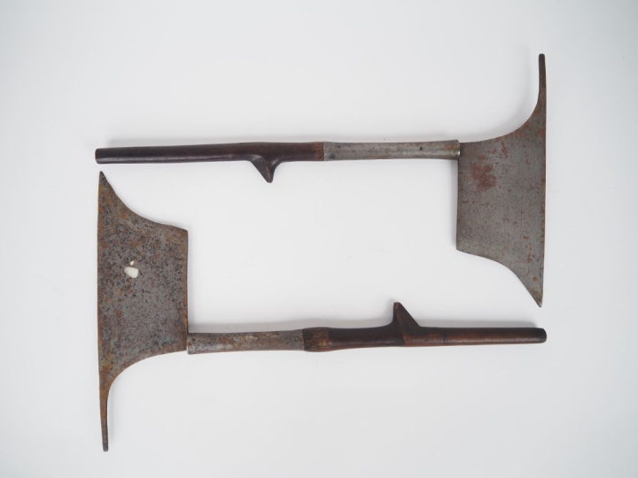 Paire de haches « Kalinga »  Fers de sections rectangulaires à dos pic