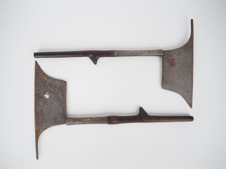 Vente aux enchères Paire de haches « Kalinga »  Fers de sections rectangulaires à dos pic