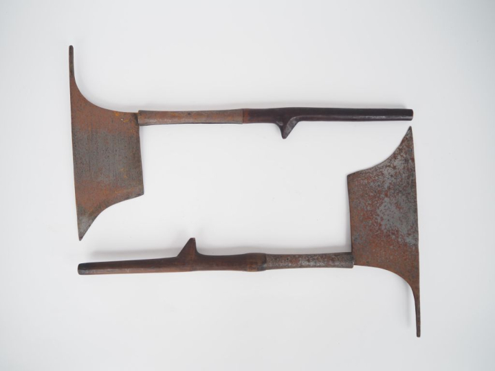 Paire de haches « Kalinga »  Fers de sections rectangulaires à dos pic