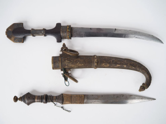 Vente aux enchères Deux poignards :  -un touareg. Poignée en bois à décor d’incrustations