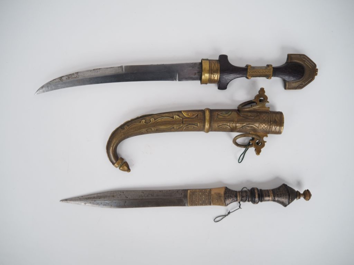 Deux poignards :  -un touareg. Poignée en bois à décor d’incrustations