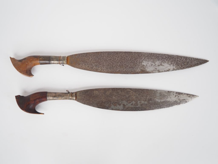 Deux couteaux « Moro Barung »  Poignées en bois (accidents et éclats),