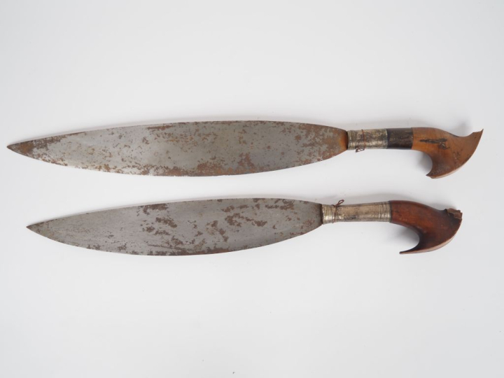 Deux couteaux « Moro Barung »  Poignées en bois (accidents et éclats),