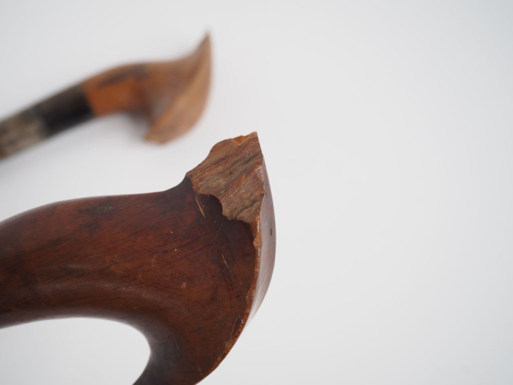 Deux couteaux « Moro Barung »  Poignées en bois (accidents et éclats),