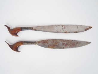 Vente aux enchères Deux couteaux « Moro Barung »  Poignées en bois (fèles et petits éclat
