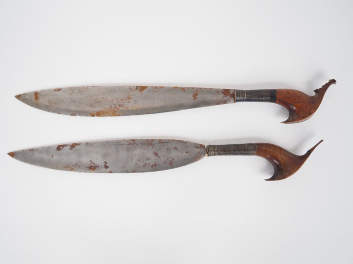 Deux couteaux « Moro Barung »  Poignées en bois (fèles et petits éclat