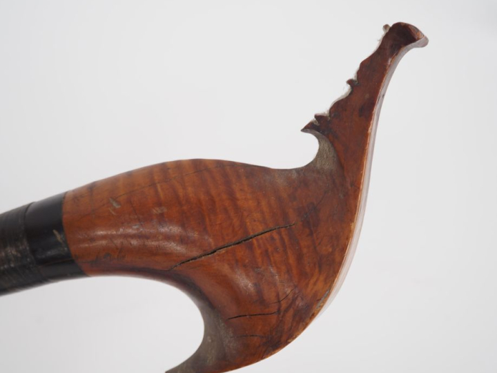 Deux couteaux « Moro Barung »  Poignées en bois (fèles et petits éclat