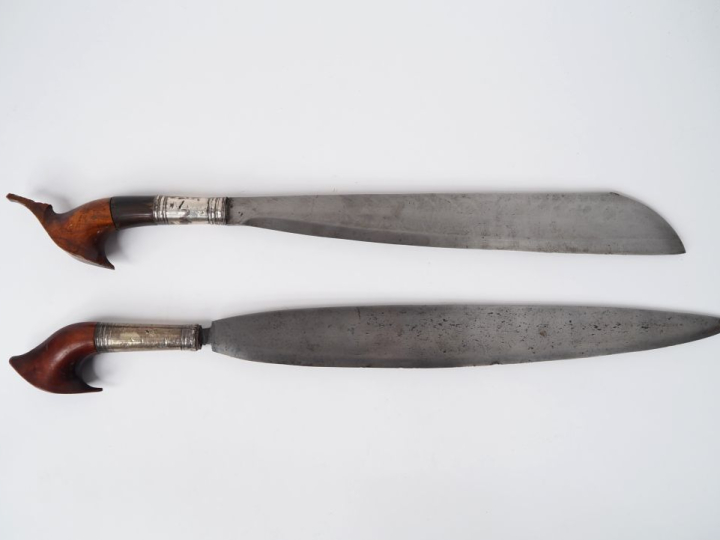 Deux couteaux « Moro Barung »  a)	Poignée en bois, virole en metal arg