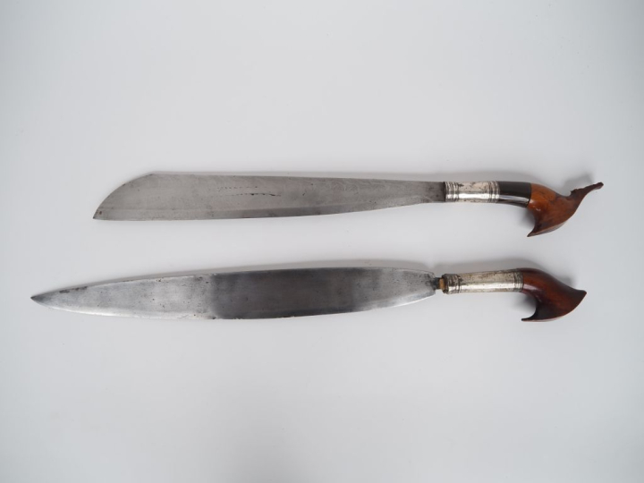 Deux couteaux « Moro Barung »  a)	Poignée en bois, virole en metal arg