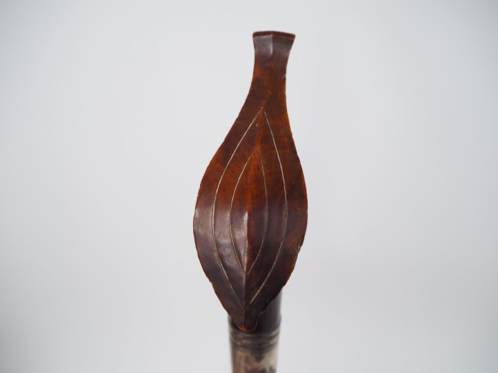 Deux couteaux « Moro Barung »  a)	Poignée en bois, virole en metal arg