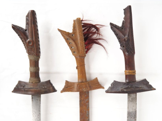 Vente aux enchères Trois sabres de Bornéo « Kampilan »  a)	Poignée en bois sculpté (manqu