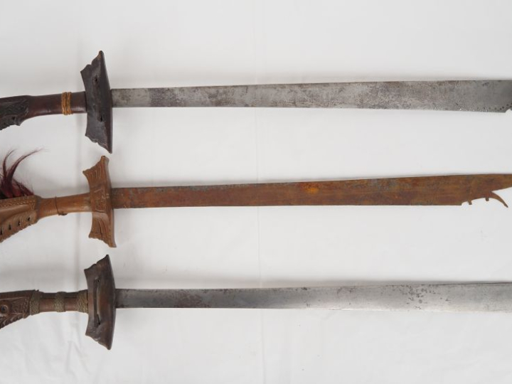Trois sabres de Bornéo « Kampilan »  a)	Poignée en bois sculpté (manqu