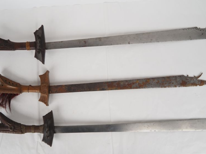Trois sabres de Bornéo « Kampilan »  a)	Poignée en bois sculpté (manqu