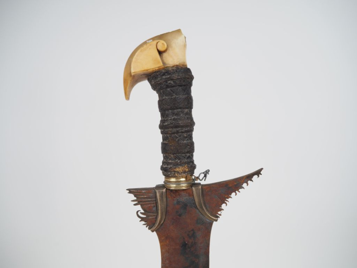 Sabre Kriss philippin.  Poignée recouverte de cordage enduit, à déocr 