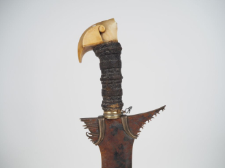 Vente aux enchères Sabre Kriss philippin.  Poignée recouverte de cordage enduit, à déocr 