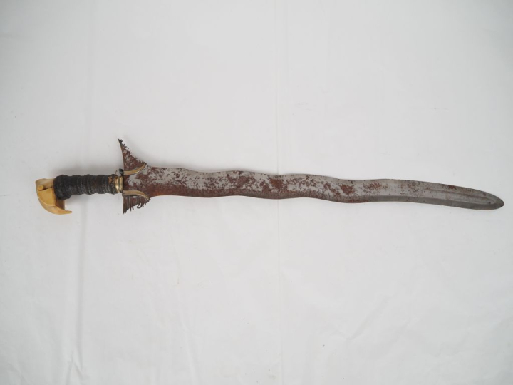 Sabre Kriss philippin.  Poignée recouverte de cordage enduit, à déocr 