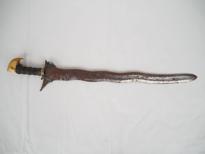 Sabre Kriss philippin.  Poignée recouverte de cordage enduit, à déocr 