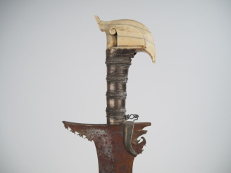 Vente aux enchères Sabre Kriss philippin.  Poignée recouverte de métal argenté.  Pommeau 