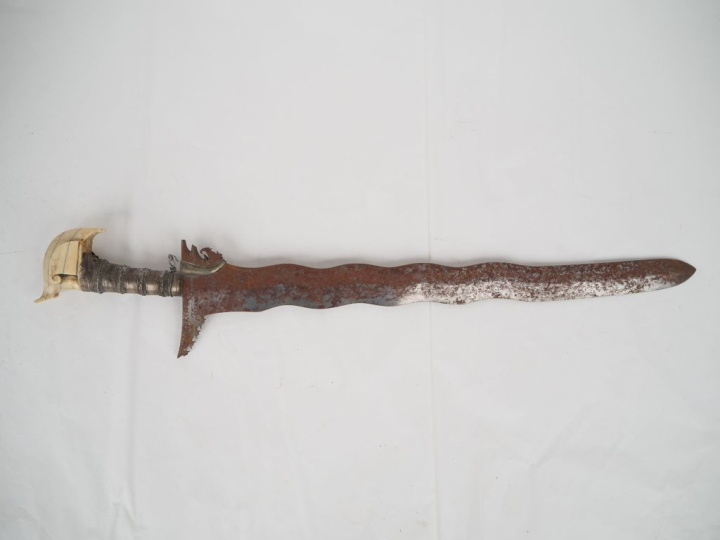 Sabre Kriss philippin.  Poignée recouverte de métal argenté.  Pommeau 