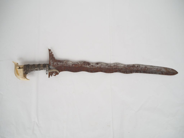 Sabre Kriss philippin.  Poignée recouverte de métal argenté.  Pommeau 