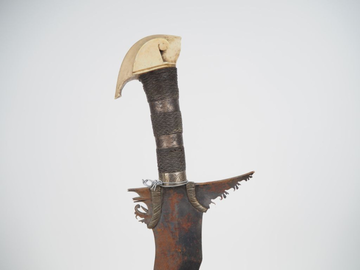 Sabre Kriss philippin.  Poignée recouverte de cordage et bagues en mét