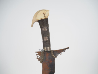 Vente aux enchères Sabre Kriss philippin.  Poignée recouverte de cordage et bagues en mét