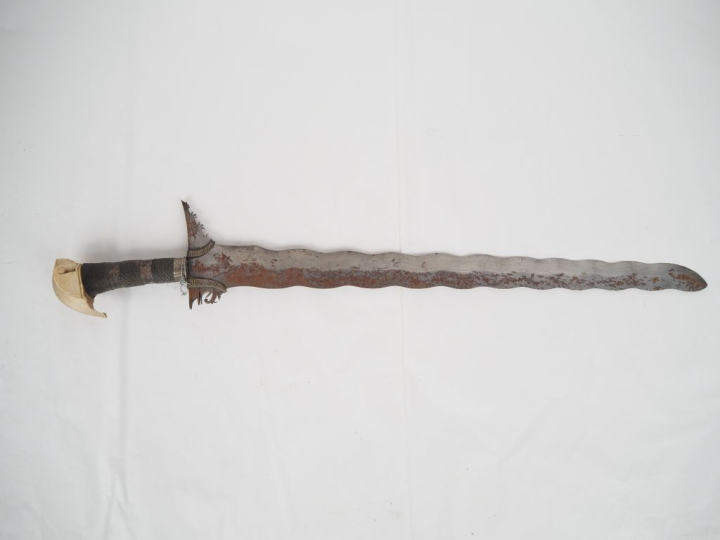 Sabre Kriss philippin.  Poignée recouverte de cordage et bagues en mét